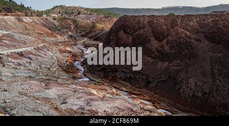 Flusslauf durch ein felsiges Tal in Riotinto Stockfoto