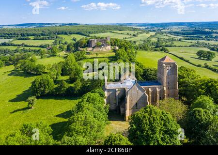 Frankreich, Cote d'Or, regionaler Naturpark von Morvan, Butte de Thil, Vic sous Thil, Stiftskirche Sainte-Trinité de Thil (Luftaufnahme) // Frankreich, Cô Stockfoto