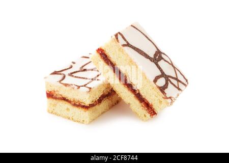 Victoria Biskuitkuchen mit Sahne und Marmelade Füllung. Joghurt-Kuchen mit Puderzucker bestäubt, quadratisch Stockfoto