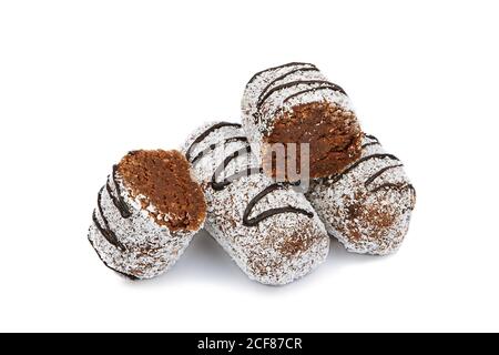 Schokoladenkuchen mit Kokosnuss isoliert auf weißem Hintergrund Stockfoto