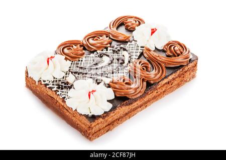 Kondensierte Milch und Schokoladenkuchen mit Sahne Blumen isoliert dekoriert Auf weißem Hintergrund Stockfoto
