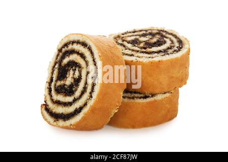 Scheiben süße Brötchen Kuchen mit Mohn Samen isoliert auf Weißer Hintergrund Stockfoto