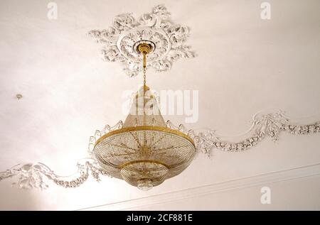 Kristallkronleuchter im vergoldeten Rahmen mit Rosettendecke im Vihorlát Museum. Stockfoto