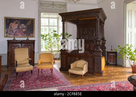 Holz geschnitzt antiken Himmelbett mit Wappen im Vihorlát Museum. Stockfoto