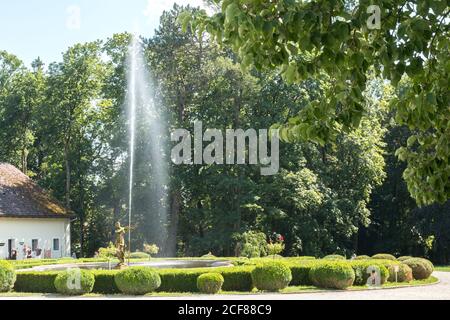 Goldene Göttin nimmt eine Dusche. Psyche-Statue im Park des ehemaligen Jagdschlosses von Graf Gyula Andrássy. Stockfoto