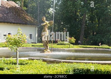 Goldene Göttin nimmt eine Dusche. Psyche-Statue im Park des ehemaligen Jagdschlosses von Graf Gyula Andrássy. Stockfoto