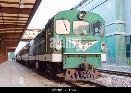 China Railways Dongfanghong 21 Diesellokomotive in Kunming Nordbahnhof, Yunnan, China. Dongfanghong 21 verwendet auf dem China Railway-Netz. Stockfoto