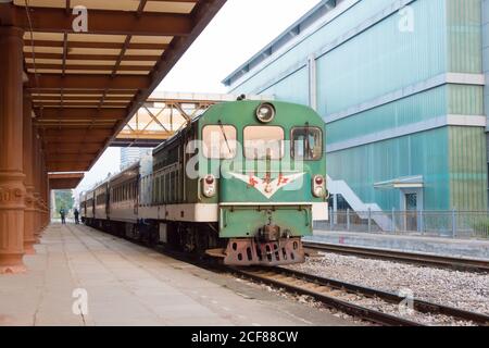 China Railways Dongfanghong 21 Diesellokomotive in Kunming Nordbahnhof, Yunnan, China. Dongfanghong 21 verwendet auf dem China Railway-Netz. Stockfoto