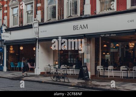 London, Großbritannien - 20. August 2020: Fassade des Beam-Cafés in Crouch End, einer Gegend im Norden Londons, die traditionell von Kreativen und Familien bevorzugt wird. Stockfoto