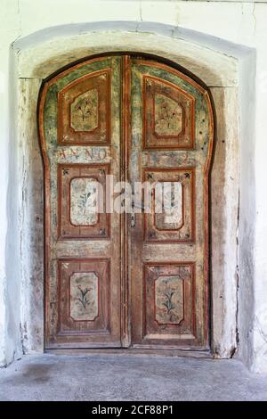 Alte Vintage-Tür mit gemalten Blumenmotiven aus dem Jahr 1792. Stockfoto