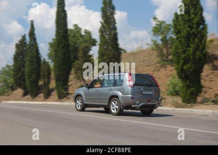 SUV geht im Sommer auf den Weg zur Krim Stockfoto