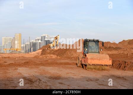 Vibration Einzylinder-Straßenwalze Nivellierung des Bodens für das Fundament. Bodenverdichter für die Asphaltverlegung auf der Straße auf der Baustelle. Straßenverkehrscom Stockfoto