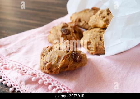 Kürbiskekse, vegetarische Kekse, Hausbäckerei, Herbstrezept. Stockfoto
