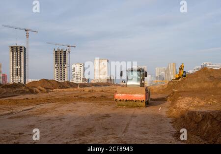 Vibration Einzylinder-Straßenwalze Nivellierung des Bodens für das Fundament. Bodenverdichter für die Asphaltverlegung auf der Straße auf der Baustelle. Straßenverkehrscom Stockfoto