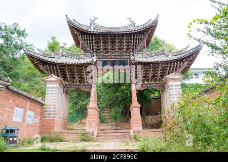 YUNNAN, CHINA - Pavillon des Jadekaisers (Yuhuangge) im 1000 Jahre alten Dorf Nuodeng. Das älteste Bai Dorf in Yunlong, Dali, Yunnan, China. Stockfoto