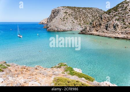 Cala Domestica, türkisfarbene Wasserbucht im Süden Sardiniens, Italien Stockfoto