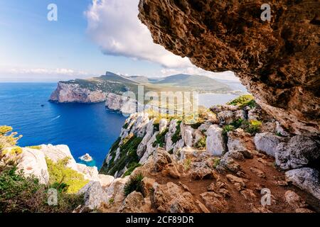 Jagd auf Kap, Klippen und blaues Meer. Sardinien, Italien Stockfoto