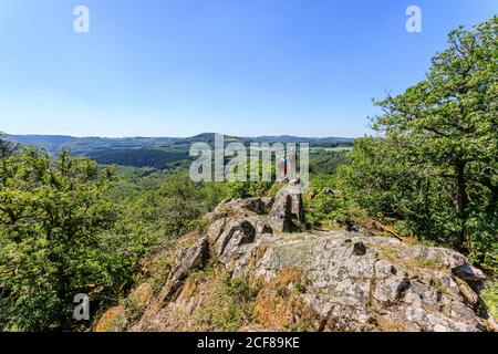 Frankreich, Yonne, regionaler Naturpark von Morvan, Quarre les Tombes, Rocher de la Perouse im Duc Forest // Frankreich, Yonne (89), Parc naturel régional Stockfoto