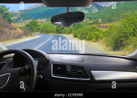 Blick vom Salon von Auto, das an der Bergstraße Stockfoto