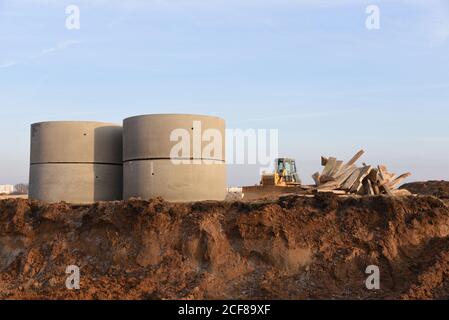 Verlegung der unterirdischen Sturmabwasserkanäle im Graben. Installation von Wasserleitung und Sanitärinstallation auf der Baustelle. Schalungslösungen für reinf Stockfoto