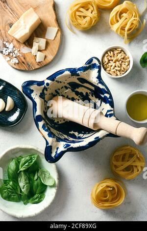 Stößel und Mörser mit Zutaten für Pesto-Sauce Stockfoto