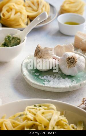 Frischer Knoblauch und Zutaten für italienische Gerichte Stockfoto