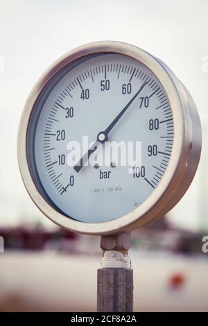 Niedriger Winkel des Manometers zur Messung des Gasdrucks in Rohrleitungen bei Werk im Industriegebiet Stockfoto