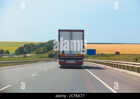 Lkw-transporte Fracht auf Land Autobahn Stockfoto