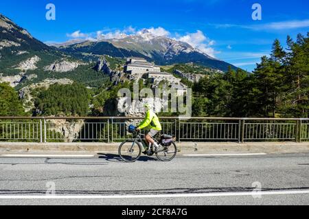 Radfahrer vor Fort Victor-Emmanuel am Barrière de l'Esseillon, Aussois, Maurriene, Frankreich Stockfoto