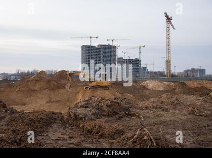 Bagger während der Bauarbeiten auf der Baustelle. Hydraulische Bagger auf Erdarbeiten. Schwere Ausrüstung für Abriss-, Bau- und Bodenarbeiten. Digg Stockfoto