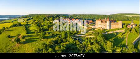 Frankreich, Cote d'Or, Chateauneuf, beschriftet Les Plus Beaux Villages de France (die schönsten Dörfer Frankreichs), allgemeine Ansicht der viilage (aeria Stockfoto