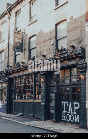 London, Großbritannien - 20. August 2020: Außenansicht eines geschlossenen Haringey Arms Pubs in Crouch End, einer Gegend im Norden Londons, die traditionell von Kreativen und fa Stockfoto