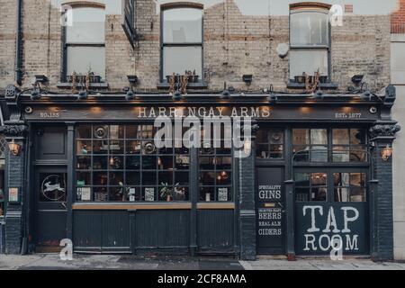 London, Großbritannien - 20. August 2020: Außenansicht eines geschlossenen Haringey Arms Pubs in Crouch End, einer Gegend im Norden Londons, die traditionell von Kreativen und fa Stockfoto