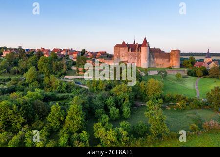 Frankreich, Cote d'Or, Chateauneuf, beschriftet Les Plus Beaux Villages de France (die schönsten Dörfer Frankreichs), allgemeine Ansicht der viilage (aeria Stockfoto