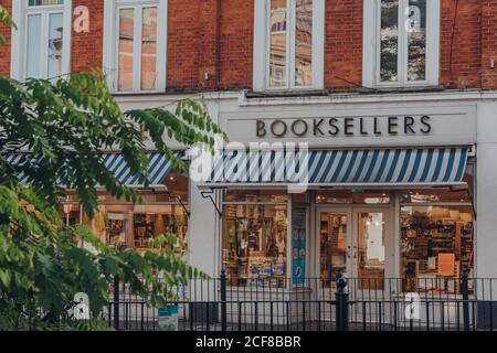 London, Großbritannien - 20. August 2020: Fassade einer Waterstones Buchhandlung in Crouch End, einer Gegend im Norden Londons, die traditionell von Kreativen und Familien bevorzugt wird Stockfoto