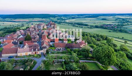 Frankreich, Cote d'Or, Chateauneuf, beschriftet Les Plus Beaux Villages de France (die schönsten Dörfer Frankreichs), allgemeine Ansicht der viilage (aeria Stockfoto