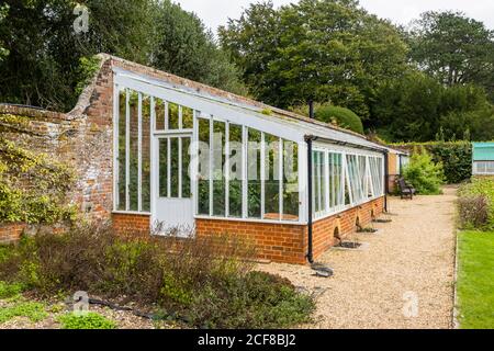 Blick auf ein typisches altmodisches, mager-to-Gewächshaus im ummauerten Garten in Hinton Ampner, Bramdean, in der Nähe von Alresford, Hampshire, Südengland Stockfoto