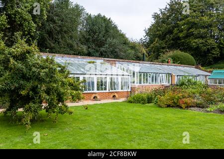 Blick auf ein typisches altmodisches, mager-to-Gewächshaus im ummauerten Garten in Hinton Ampner, Bramdean, in der Nähe von Alresford, Hampshire, Südengland Stockfoto