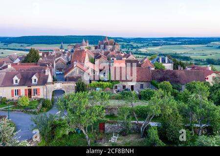 Frankreich, Cote d'Or, Chateauneuf, beschriftet Les Plus Beaux Villages de France (die schönsten Dörfer Frankreichs), allgemeine Ansicht der viilage (aeria Stockfoto