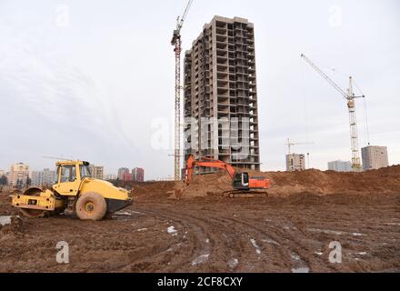 Vibration Einzylinder Straßenwalze und Bagger auf der Baustelle. Schwere Ausrüstung für Straßen- und Bodenarbeiten. Graben Fundament und Verlegung sto Stockfoto