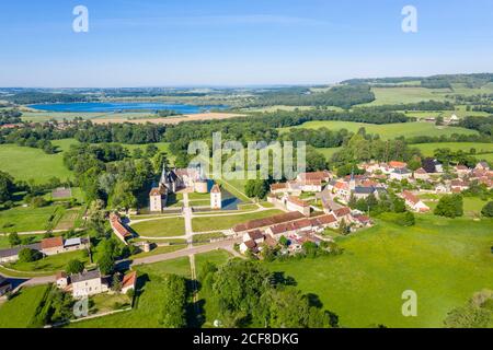 Frankreich, Cote d'Or, Commarin, Dorf und Chateau de Commarin (Luftaufnahme) // Frankreich, Côte d'Or (21), Commarin, Village et château de Commarin (vue aé Stockfoto