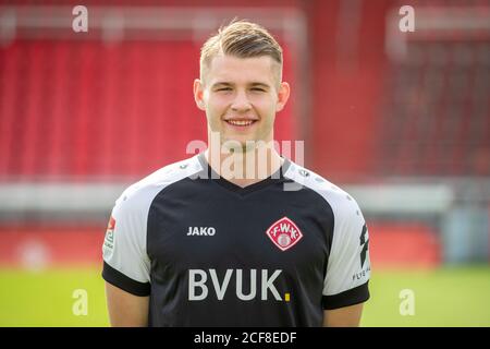 03. September 2020, Bayern, Würzburg: Fußball, 2. Bundesliga: FC Würzburger Kickers. Würzburgs Torwart Vincent Müller bei der offiziellen Fotosession für die Saison 2020/2021. Foto: Daniel Karmann/dpa - WICHTIGER HINWEIS: Gemäß den Vorschriften der DFL Deutsche Fußball Liga und des DFB Deutscher Fußball-Bund ist es verboten, im Stadion und/oder aus dem Spiel aufgenommenen Fotografien in Form von Sequenzbildern und/oder videoähnlichen Fotoserien zu nutzen oder auszunutzen. Stockfoto