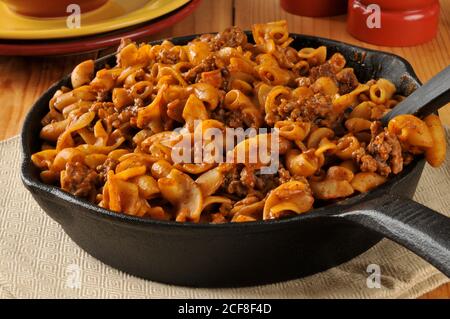 Ein Hambuger Chili Macaroni Auflauf in einer gusseisernen Pfanne Stockfoto