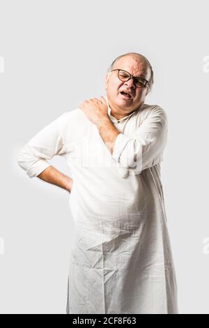 Indische asiatische alte Mann mit Schmerzen oder Schmerzen in verschiedenen Körperteilen, traurige Ausdrücke Stockfoto