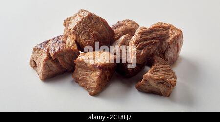 Geschmortes mageres Rindfleisch oder Wild für Gulasch oder Ragout auf weißem Hintergrund in Nahaufnahme Stockfoto