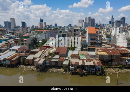 Blick auf die Stadt mit Wellblechhütten am Wasser Der Vordergrund entlang des Kanals Kenh Te Stockfoto