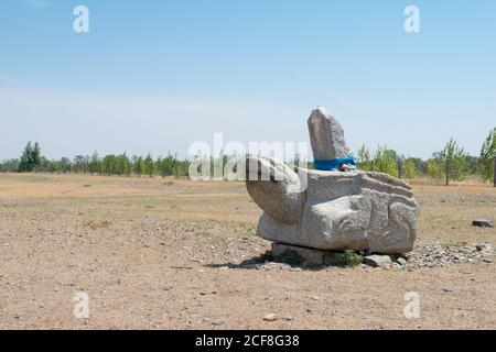 KHARKORIN, MONGOLEI - Schildkrötenstein in Kharkhorin (Karakorum), Mongolei. Karakorum war zwischen 1235 und 1260 die Hauptstadt des mongolischen Reiches. Stockfoto