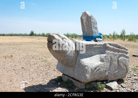 KHARKORIN, MONGOLEI - Schildkrötenstein in Kharkhorin (Karakorum), Mongolei. Karakorum war zwischen 1235 und 1260 die Hauptstadt des mongolischen Reiches. Stockfoto