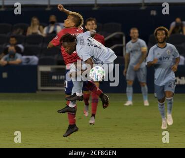 Kansas City, Kansas, USA. September 2020. Der sportliche KC-Stürmer Gerso Fernandes #12 (Frontansicht) gewinnt in der ersten Spielhälfte einen Kopfball gegen den FC Dallas Mittelfeldspieler Michael Barrios #21 (hinten). Kredit: Serena S.Y. Hsu/ZUMA Wire/Alamy Live News Stockfoto