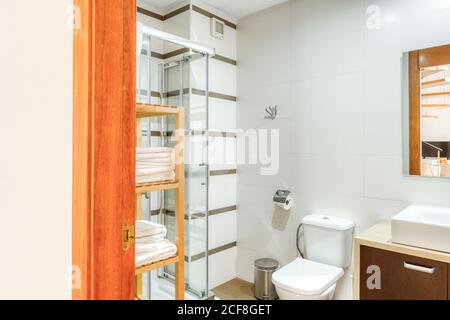 Die Inneneinrichtung des Badezimmers in modernem, schlichten Stil mit Duschkabine Und Toilettenschüssel Stockfoto